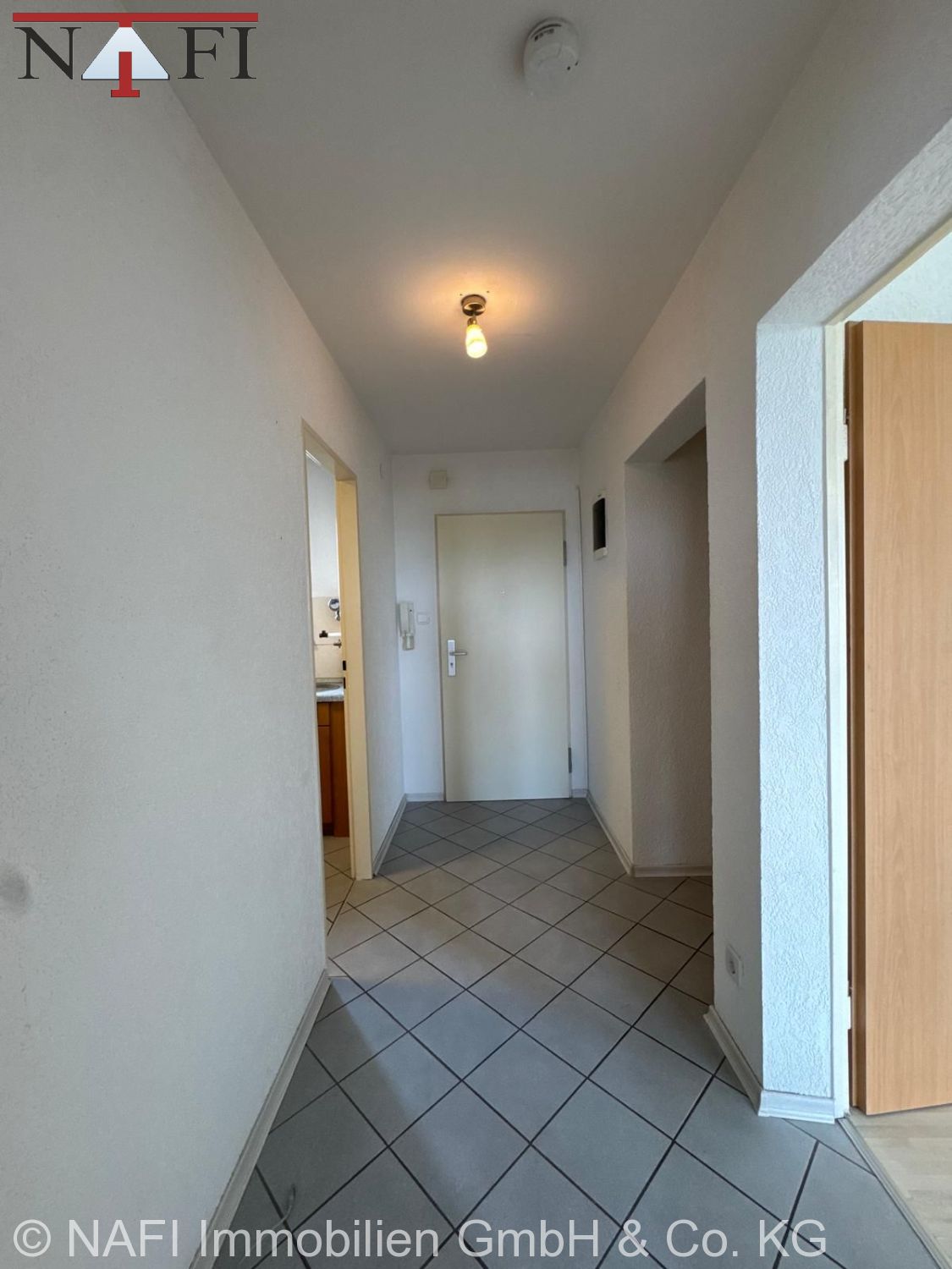 **Zentral wohnen in Waiblingen – Gepflegte 2-Zimmer-Wohnung mit Balkon und Aufzug** - Flur (22407)