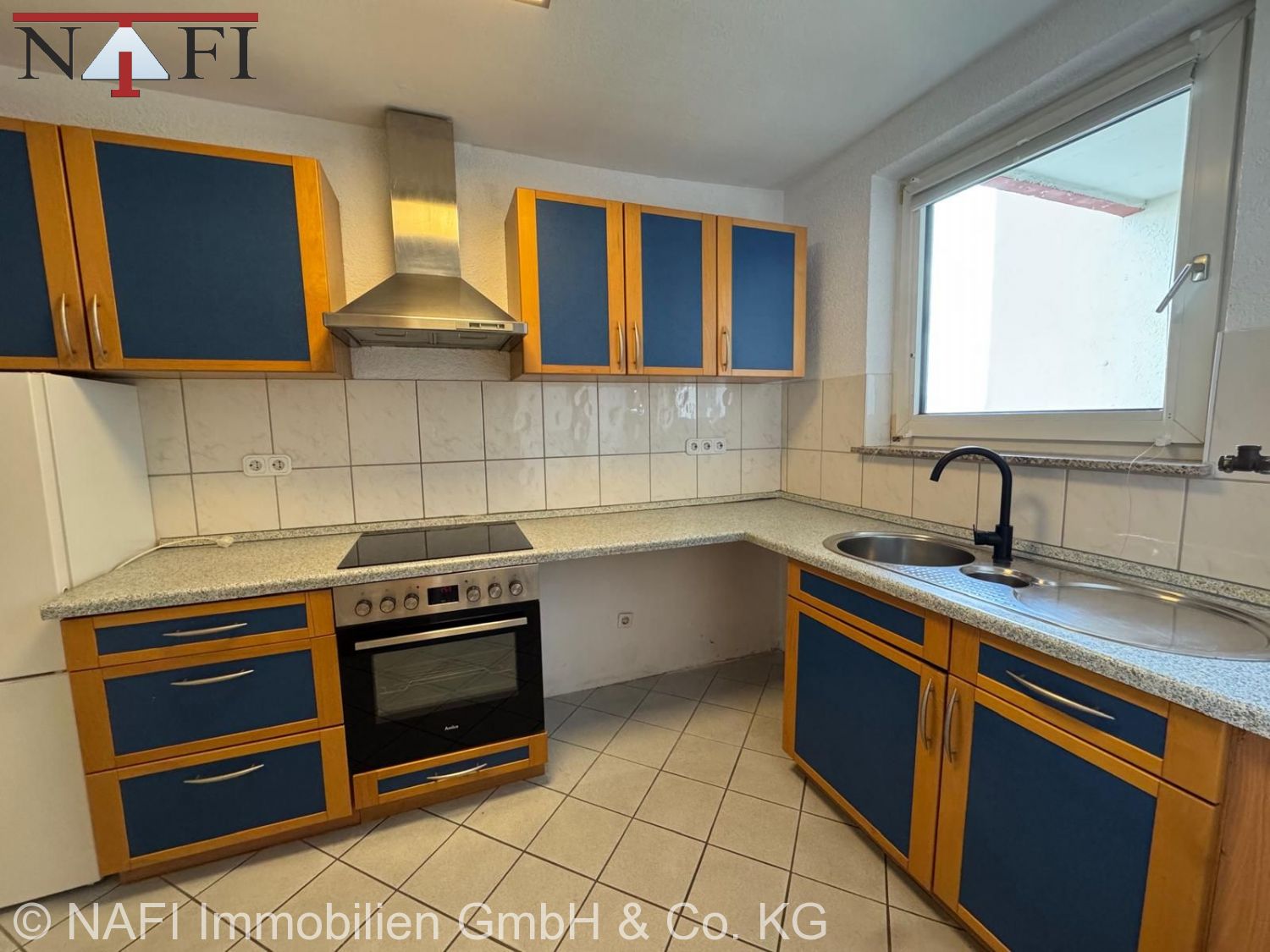 **Zentral wohnen in Waiblingen – Gepflegte 2-Zimmer-Wohnung mit Balkon und Aufzug** - Küche (22404)