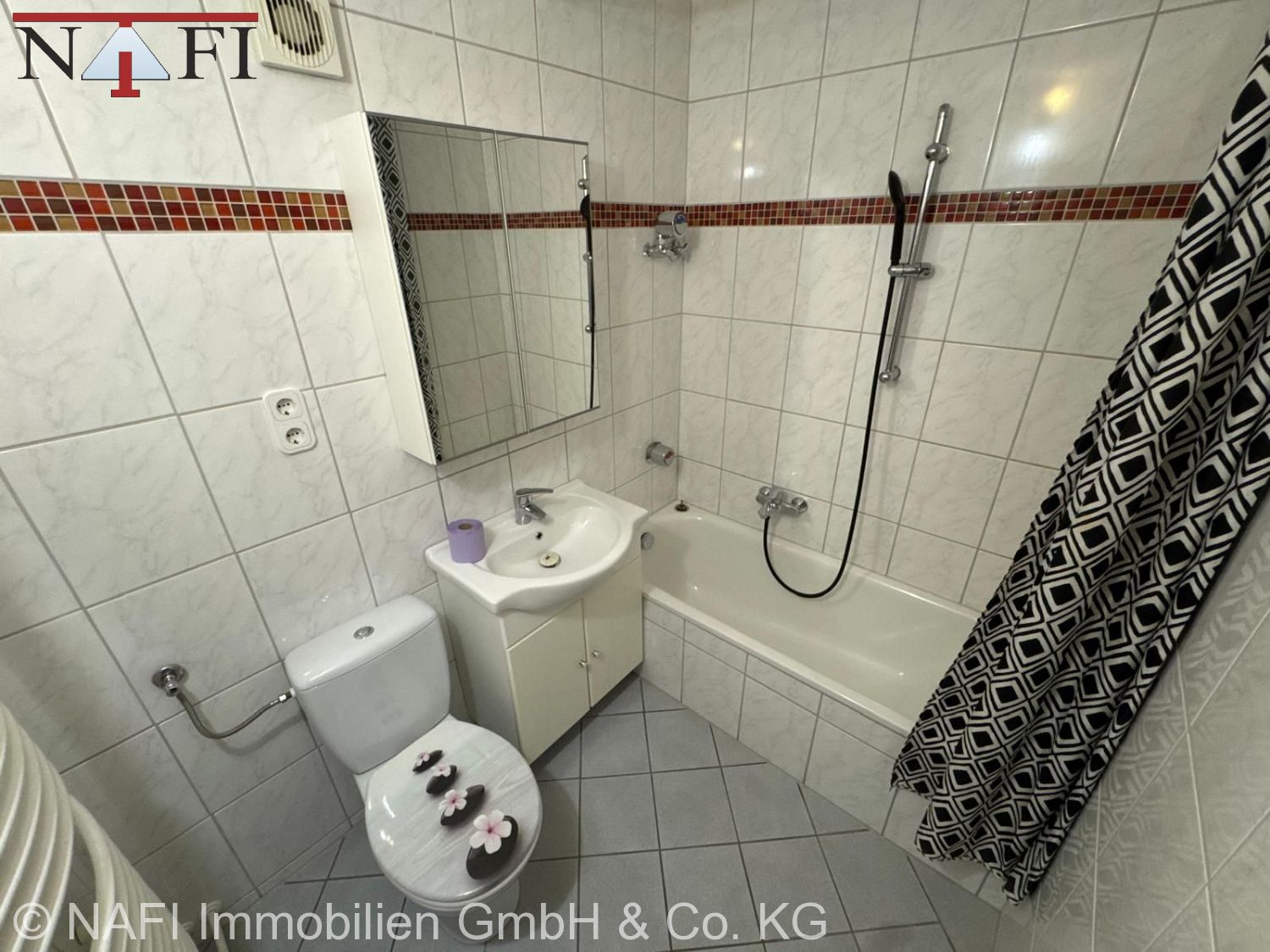 **Zentral wohnen in Waiblingen – Gepflegte 2-Zimmer-Wohnung mit Balkon und Aufzug** - Badezimmer (22406)