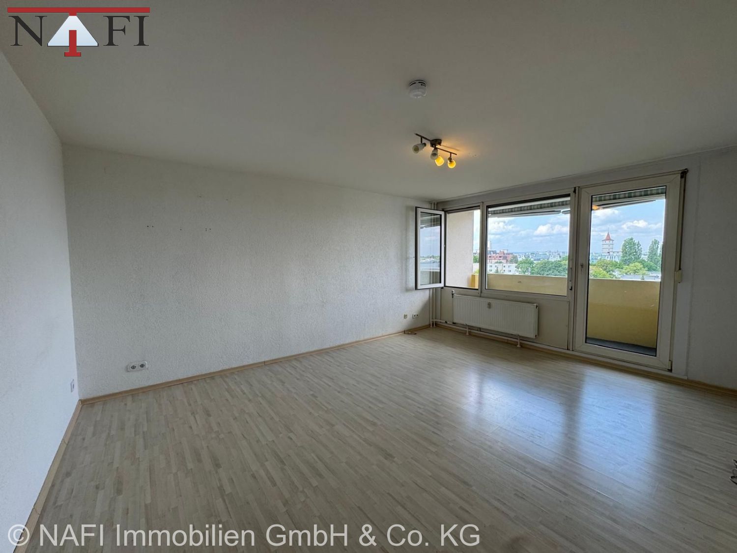 **Zentral wohnen in Waiblingen – Gepflegte 2-Zimmer-Wohnung mit Balkon und Aufzug** - Wohnzimmer (22402)
