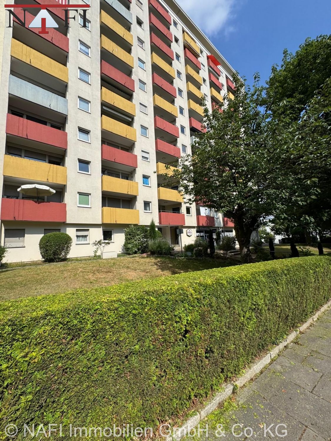 **Zentral wohnen in Waiblingen – Gepflegte 2-Zimmer-Wohnung mit Balkon und Aufzug** - Hausansicht (22399)