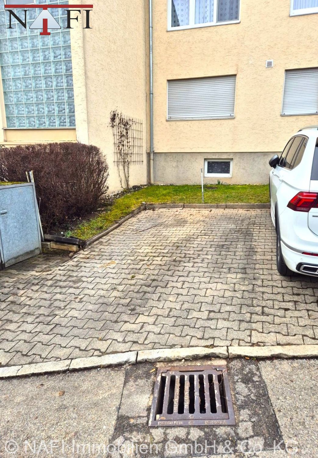 Sanierte 2,5-Zimmer-Wohnung im Dachgeschoss - Stellplatz (24227)