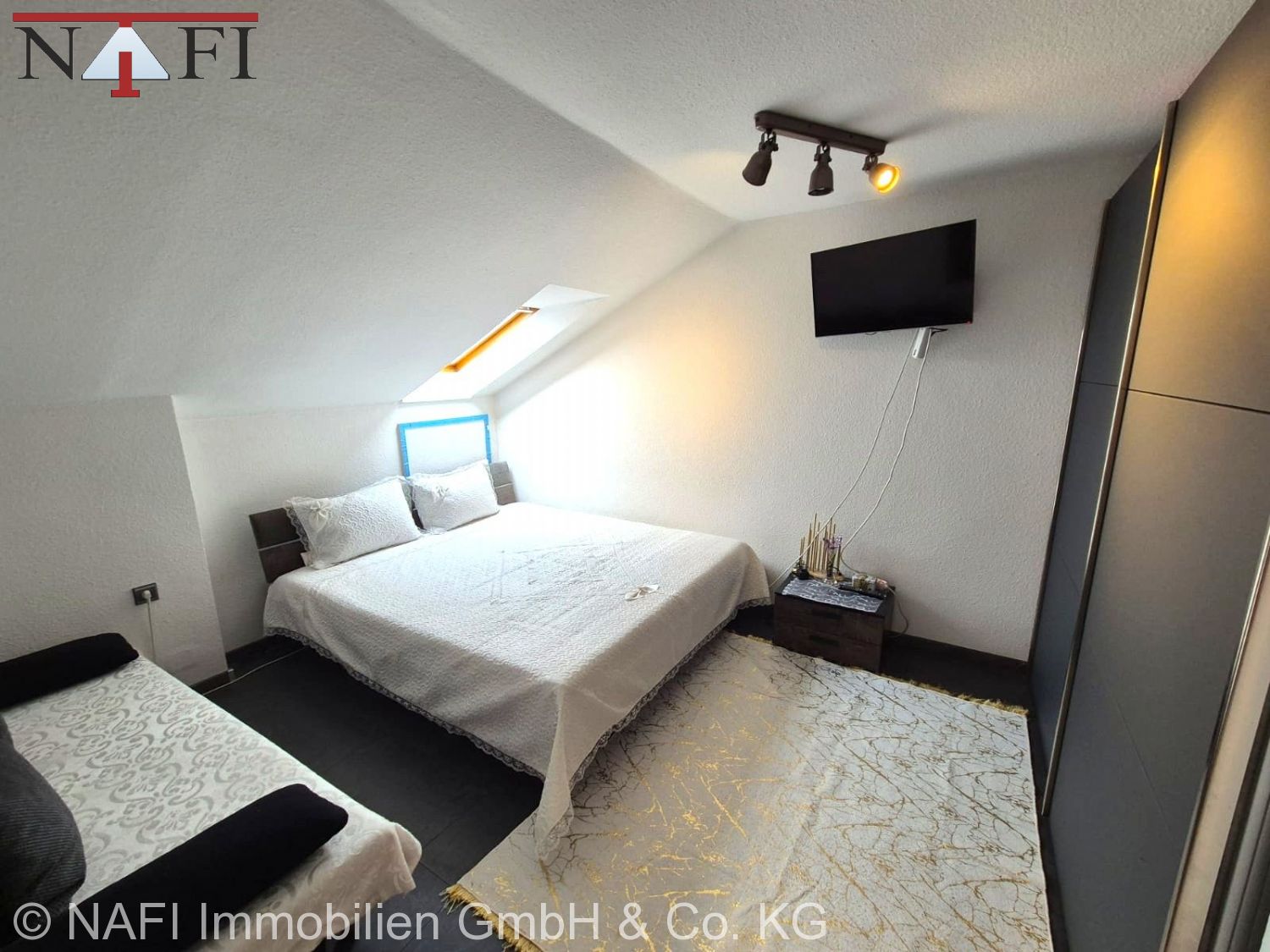 Sanierte 2,5-Zimmer-Wohnung im Dachgeschoss - Schlafzimmer (24222)