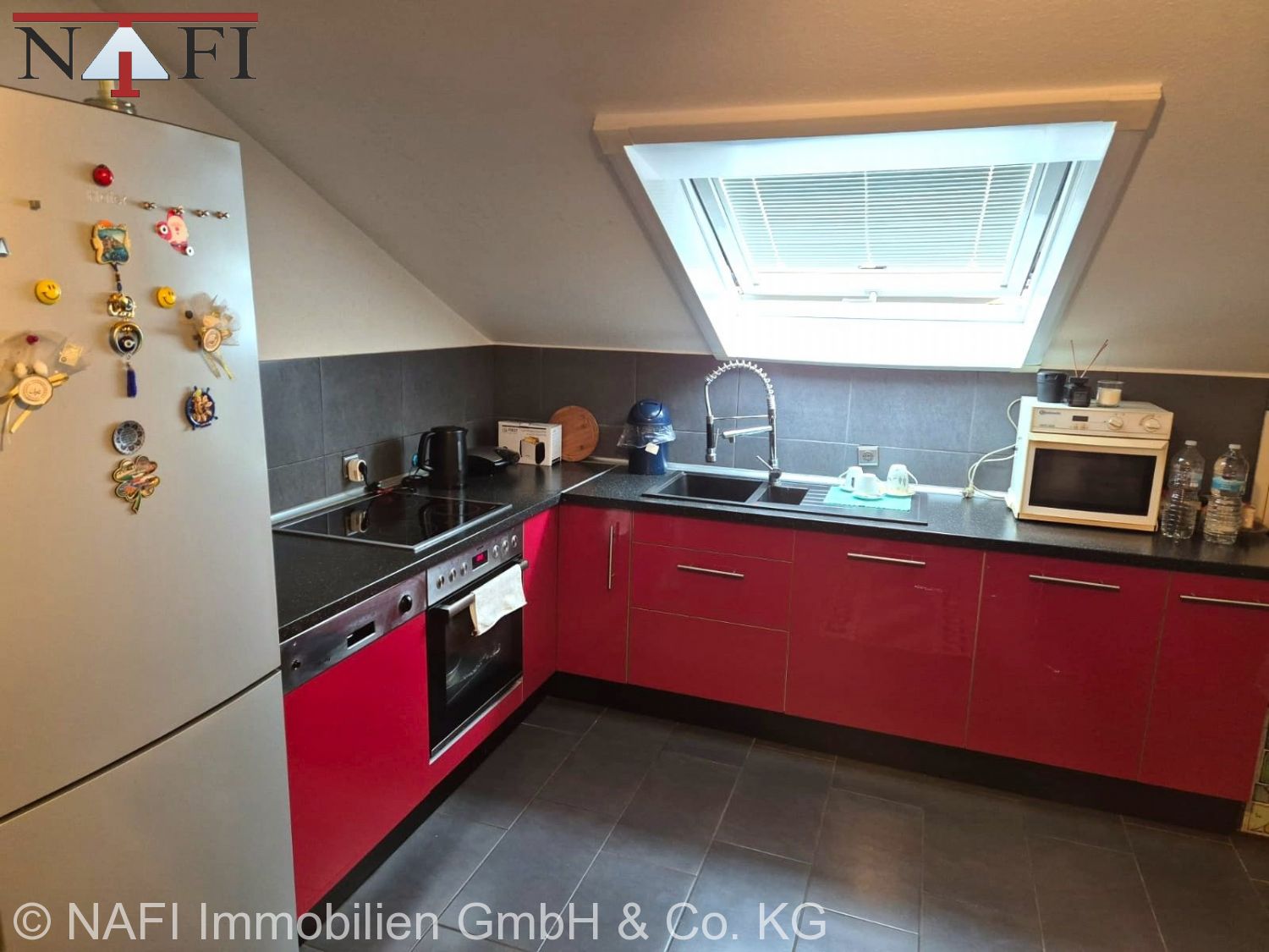 Sanierte 2,5-Zimmer-Wohnung im Dachgeschoss - Küche (24223)