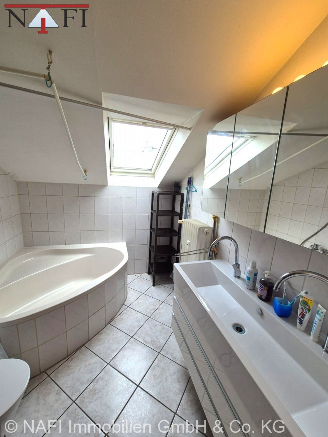 Sanierte 2,5-Zimmer-Wohnung im Dachgeschoss - Bad-WC (24225)