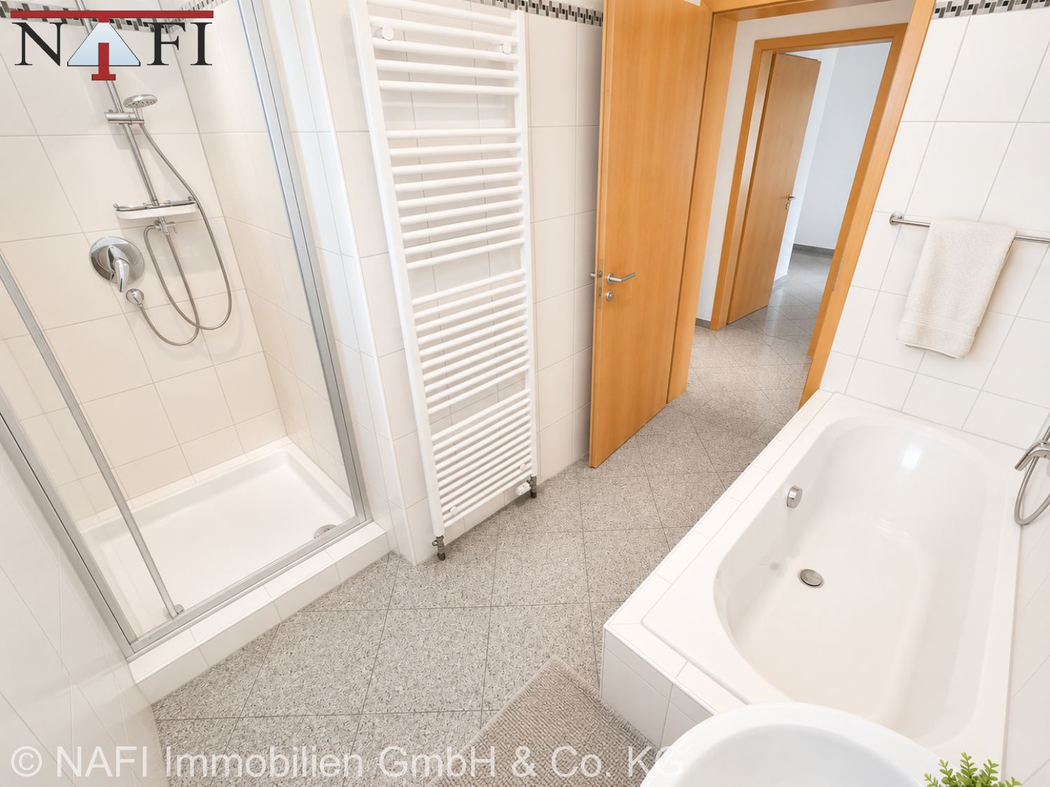 *Familienfreundlich wohnen – Moderne 4,5-Zi.-EG-Wohnung mit Garten* - Badezimmer (24965)