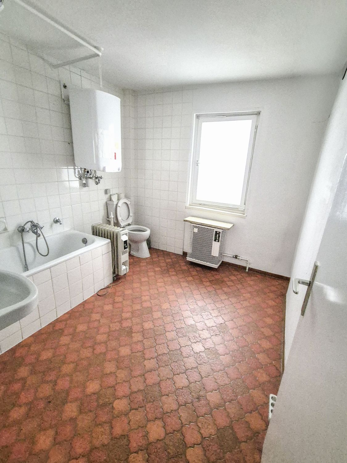 Kleines Einfamilienhaus mit historischem Charakter und viel Gestaltungspotenzial - Tageslichtbad mit KI bearbeitet (24797)