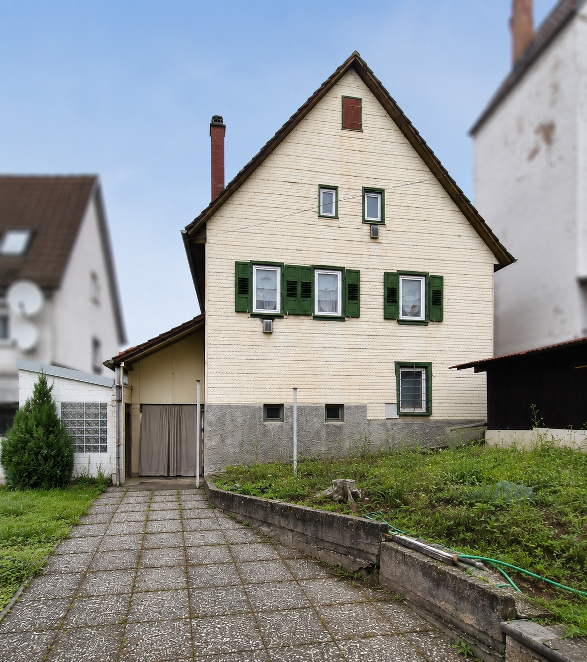 Kleines Einfamilienhaus mit historischem Charakter und viel Gestaltungspotenzial - Hausansicht mit KI bearbeitet (24789)