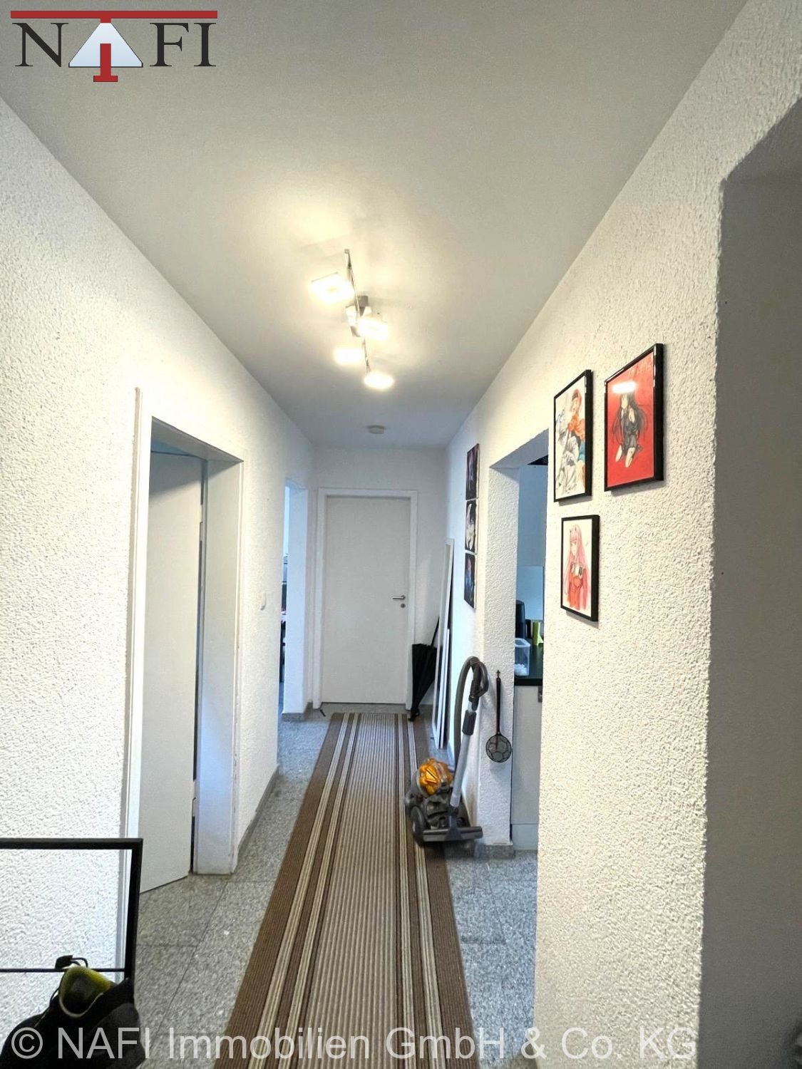 **Attraktive 3-Zimmer-Wohnung mit Garage – ca. 63 m² Wohnfläche** - Flur (27088)