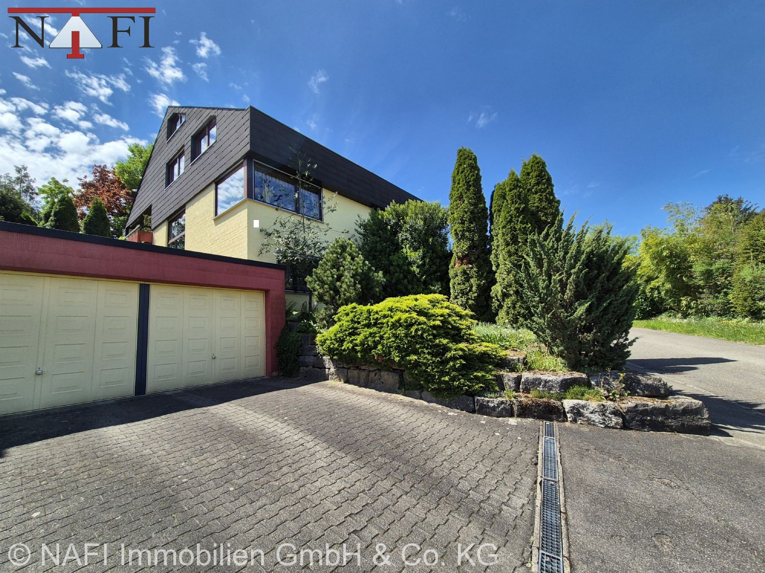 **PLATZWUNDER, großzügiges Einfamilienhaus mit Einliegerwohnung und toller Aussicht**, 73066 Uhingen, Einfamilienhaus