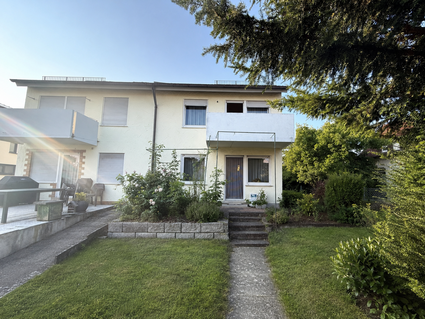 **Charmante Doppelhaushälfte in Ostfildern – Sonniger Garten, 5 Zimmer & viel Potenzial** - KI generierte Aussenansicht (21601)
