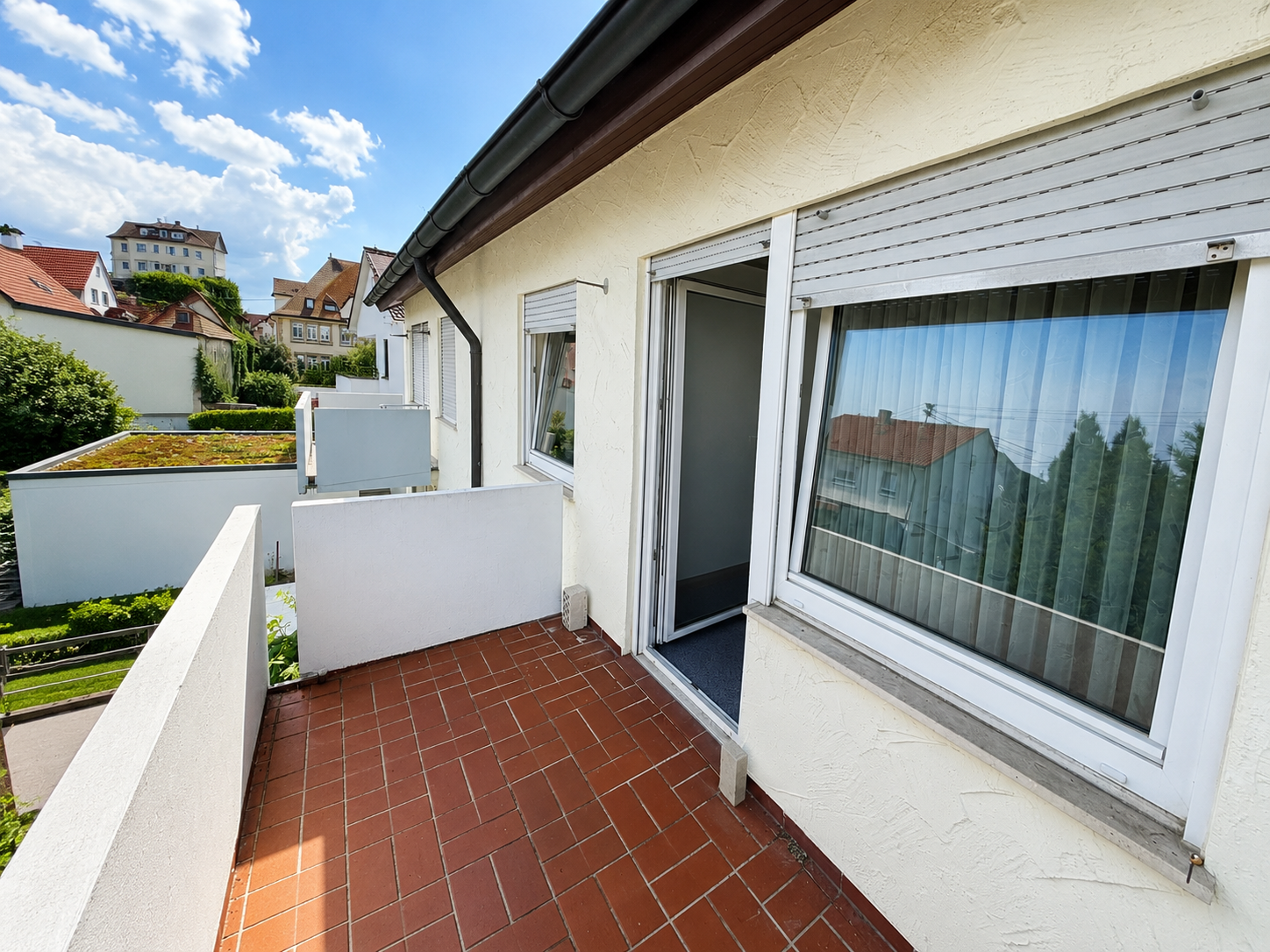 **Charmante Doppelhaushälfte in Ostfildern – Sonniger Garten, 5 Zimmer & viel Potenzial** - KI generiertes Balkonbild (21608)