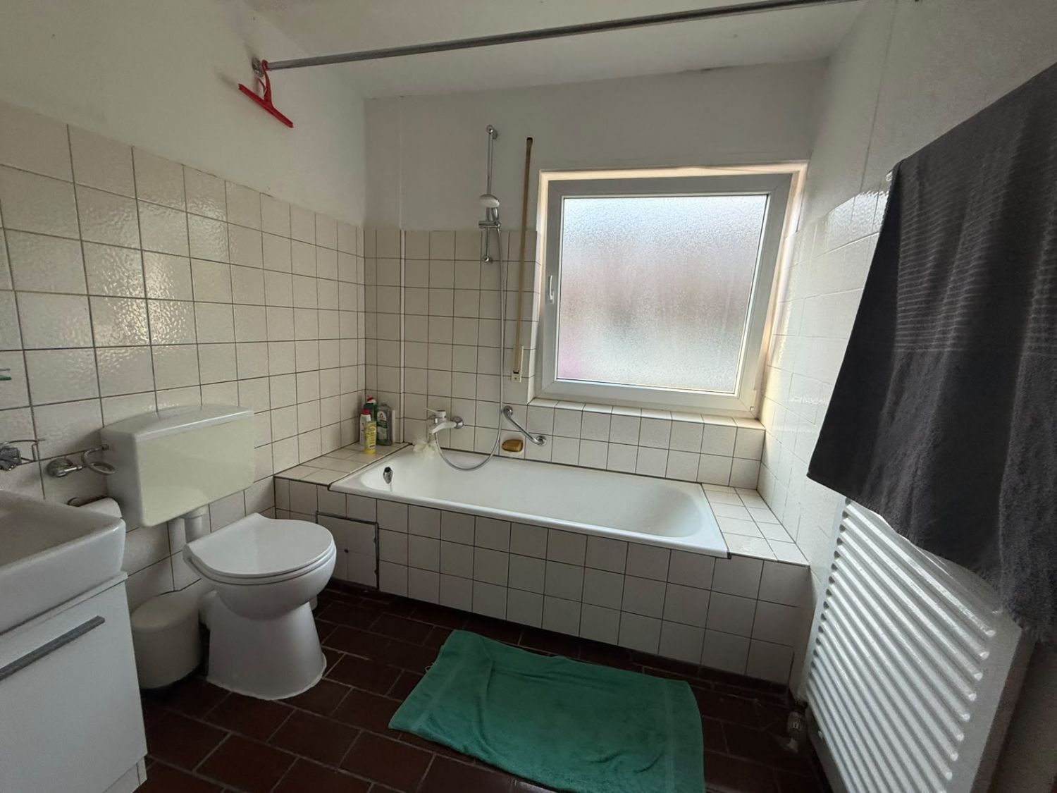 **Charmante Doppelhaushälfte in Ostfildern – Sonniger Garten, 5 Zimmer & viel Potenzial** - Tageslichtbad OG (21607)