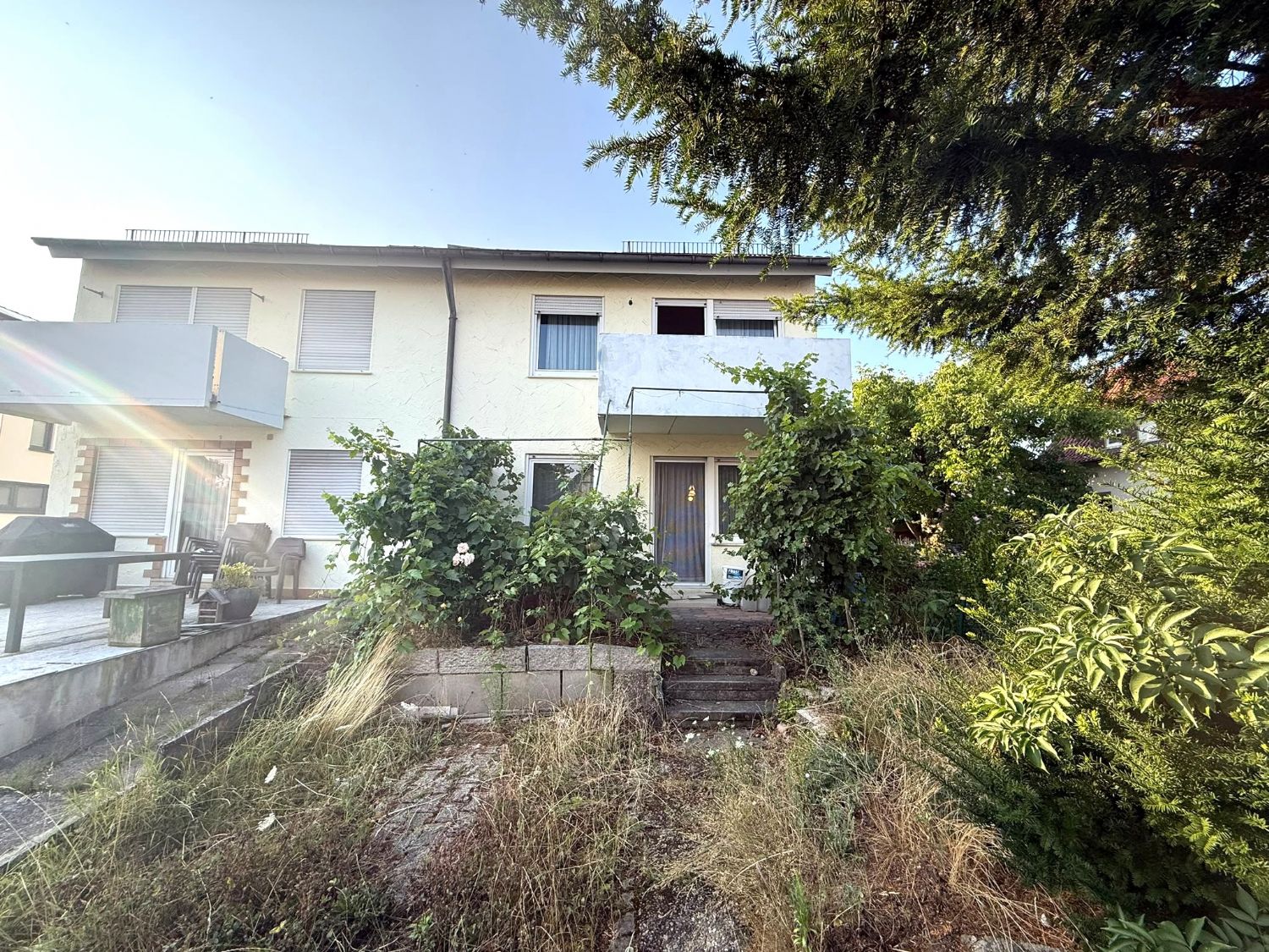 **Charmante Doppelhaushälfte in Ostfildern – Sonniger Garten, 5 Zimmer & viel Potenzial** - Aussenansicht (21602)