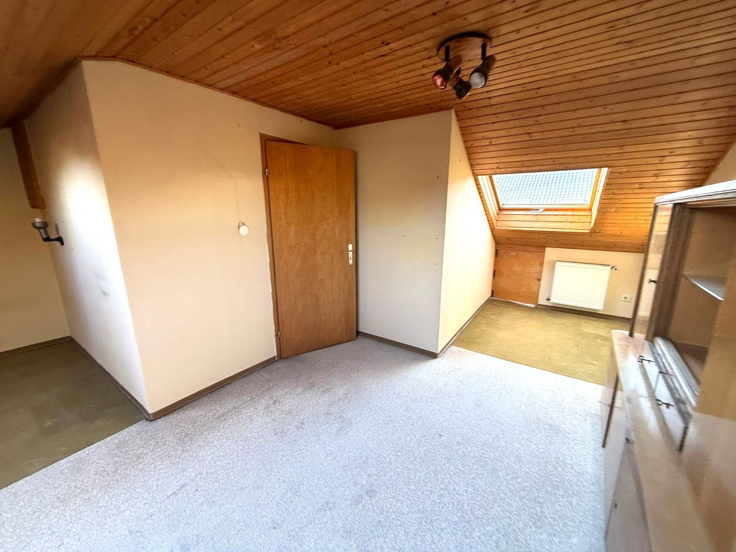 **Charmante Doppelhaushälfte in Ostfildern – Sonniger Garten, 5 Zimmer & viel Potenzial** - Zimmer DG (21610)