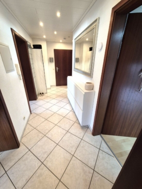 Flur - *Helle und gut geschnittene Etagenwohnung mit TG-Stellplatz in ruhiger Lage*