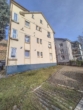 Hausansicht - Weinbergblick inklusive: 3-Zimmer-Wohnung mit viel Potenzial zur Modernisierung