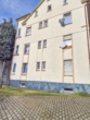 Hausansicht - Weinbergblick inklusive: 3-Zimmer-Wohnung mit viel Potenzial zur Modernisierung