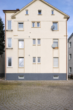 Hausansicht - Weinbergblick inklusive: 3-Zimmer-Wohnung mit viel Potenzial zur Modernisierung