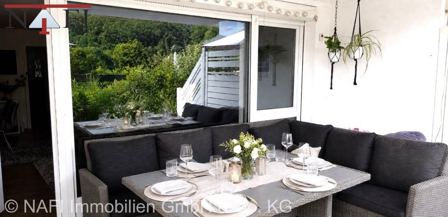 **Gehobene 3,5-Zimmer-Erdgeschosswohnung mit Terrasse und Garten** - Terrasse überdachter Teil (22201)