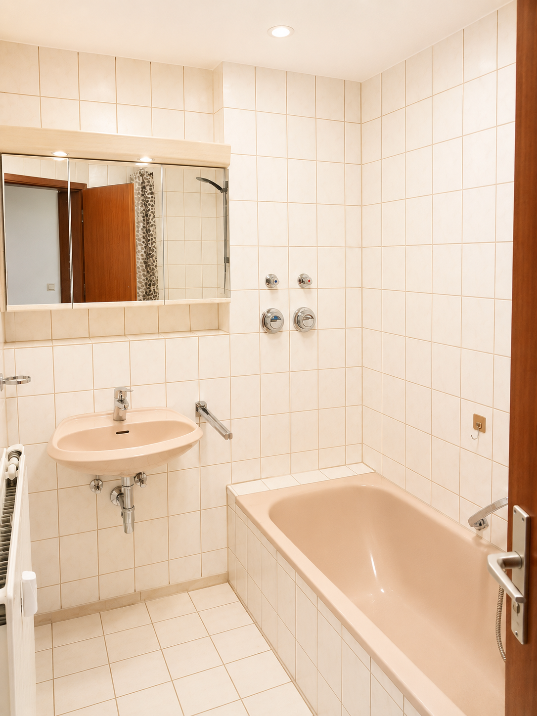 Gepflegte 3,5-Zimmer-Etagenwohnung mit großzügigem Westbalkon – sofort bezugsfrei - Bad (22309)