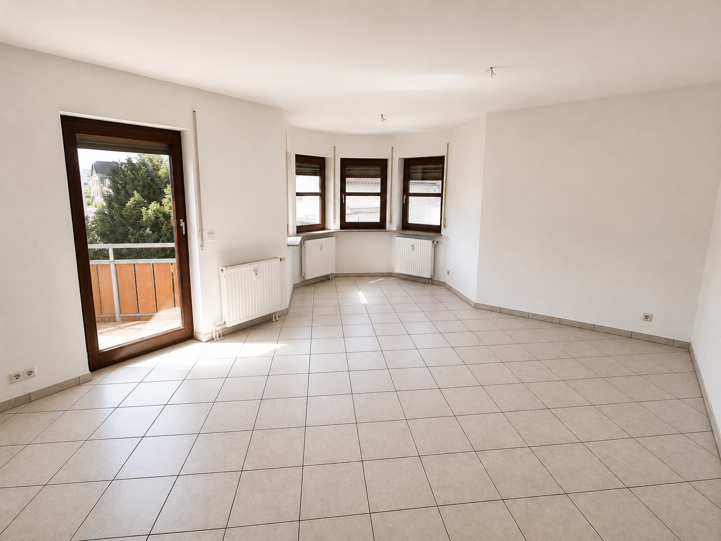 Gepflegte 3,5-Zimmer-Etagenwohnung mit großzügigem Westbalkon – sofort bezugsfrei - Wohn-/Esszimmer (22305)