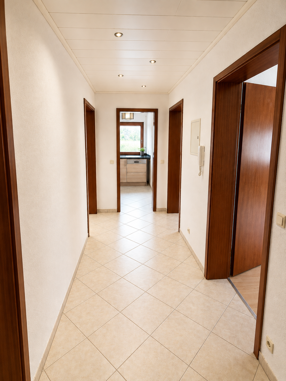 Gepflegte 3,5-Zimmer-Etagenwohnung mit großzügigem Westbalkon – sofort bezugsfrei - Flur (22310)