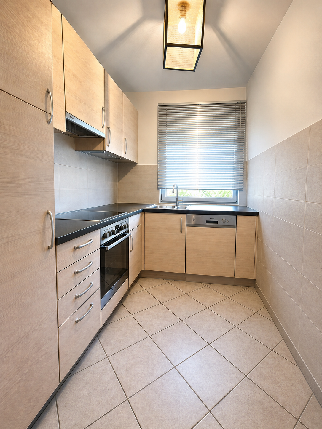 Gepflegte 3,5-Zimmer-Etagenwohnung mit großzügigem Westbalkon – sofort bezugsfrei - Küche (22306)
