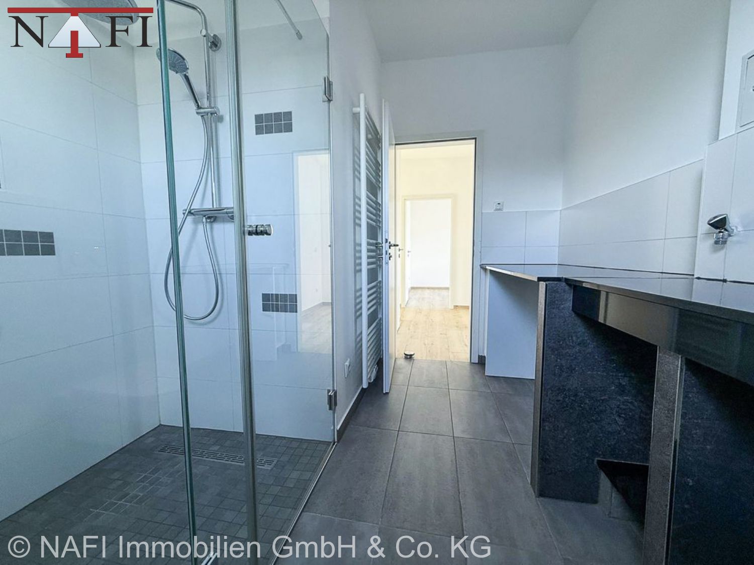 **Exklusives Wohnen mit Weitblick – Stilvolles 3,5-Zi.-Penthouse** - Bad (24986)