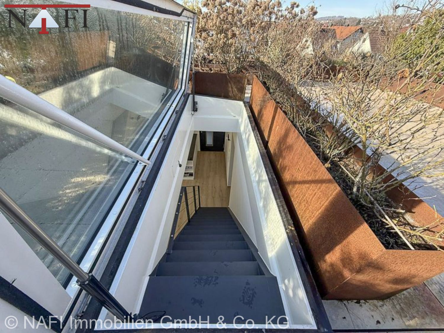 **Exklusives Wohnen mit Weitblick – Stilvolles 3,5-Zi.-Penthouse** - Treppenaufgang (24979)