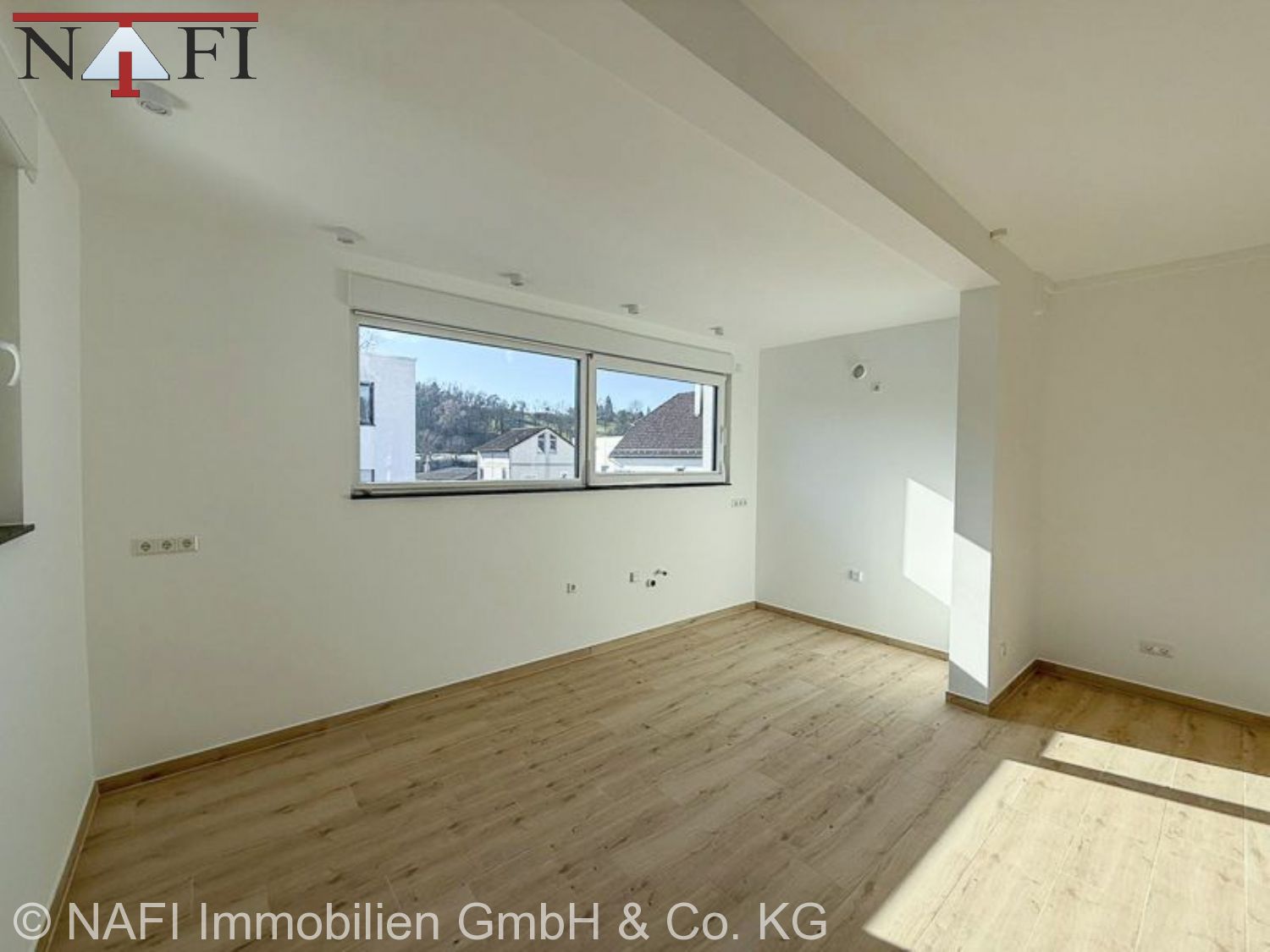 **Exklusives Wohnen mit Weitblick – Stilvolles 3,5-Zi.-Penthouse** - Küchenzeile/Essbereich (24978)