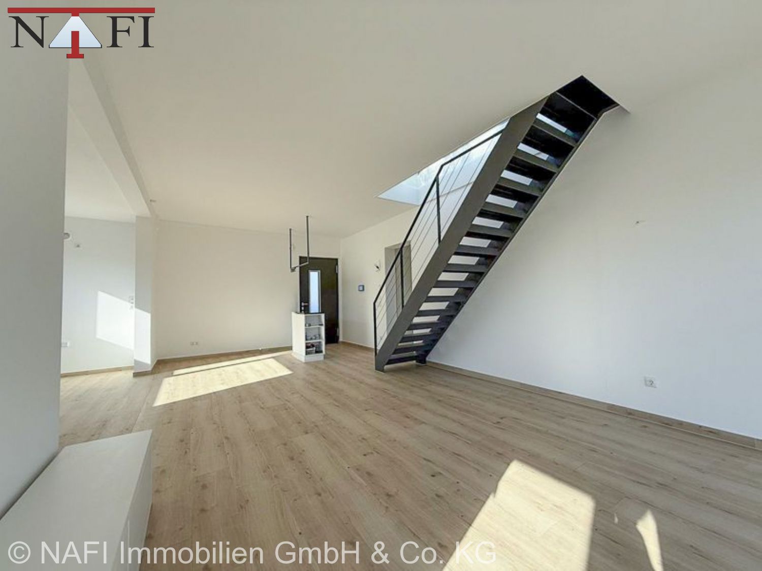 **Exklusives Wohnen mit Weitblick – Stilvolles 3,5-Zi.-Penthouse** - Wohnbereich (24976)
