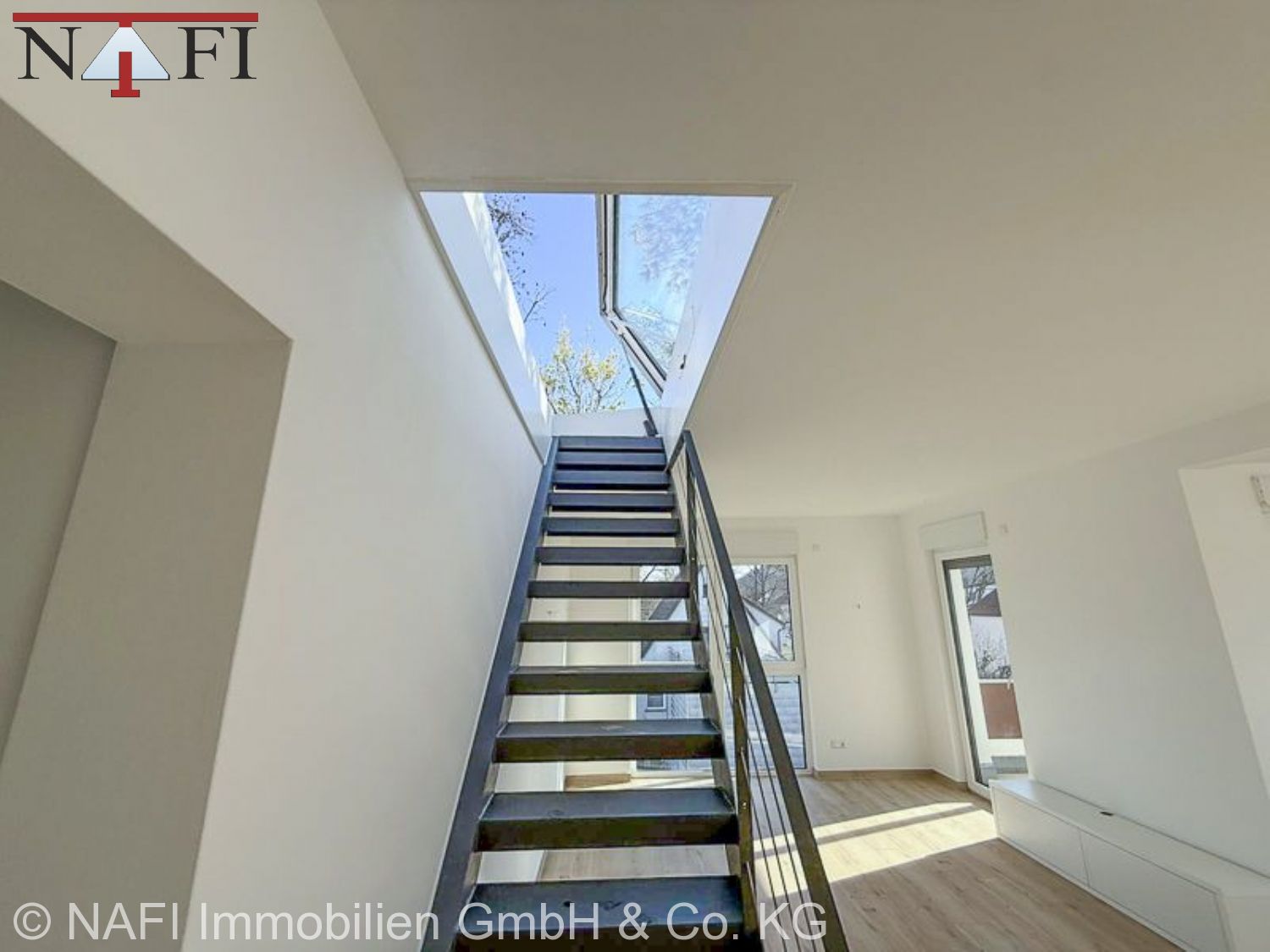 **Exklusives Wohnen mit Weitblick – Stilvolles 3,5-Zi.-Penthouse** - Treppenaufgang (24977)