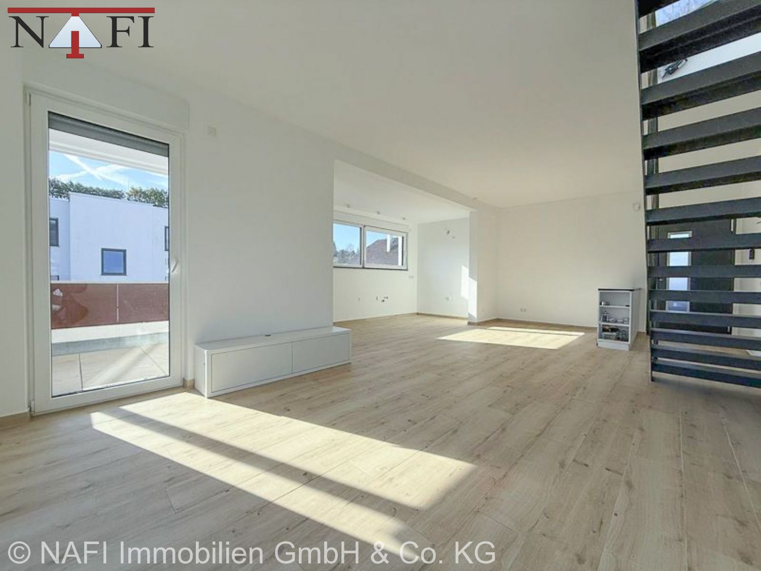 **Exklusives Wohnen mit Weitblick – Stilvolles 3,5-Zi.-Penthouse** - Wohnbereich (24975)