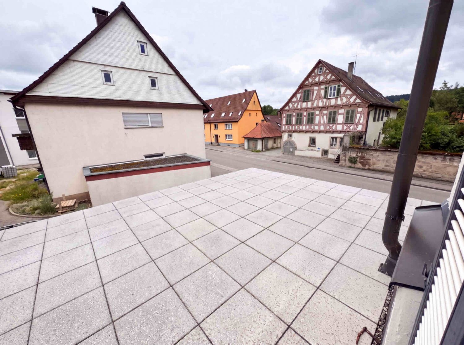 **Kulturdenkmal – Mehrfamilienhaus mit Gewerbeeinheit im Erdgeschoss** - Terrassen OG KI (27684)