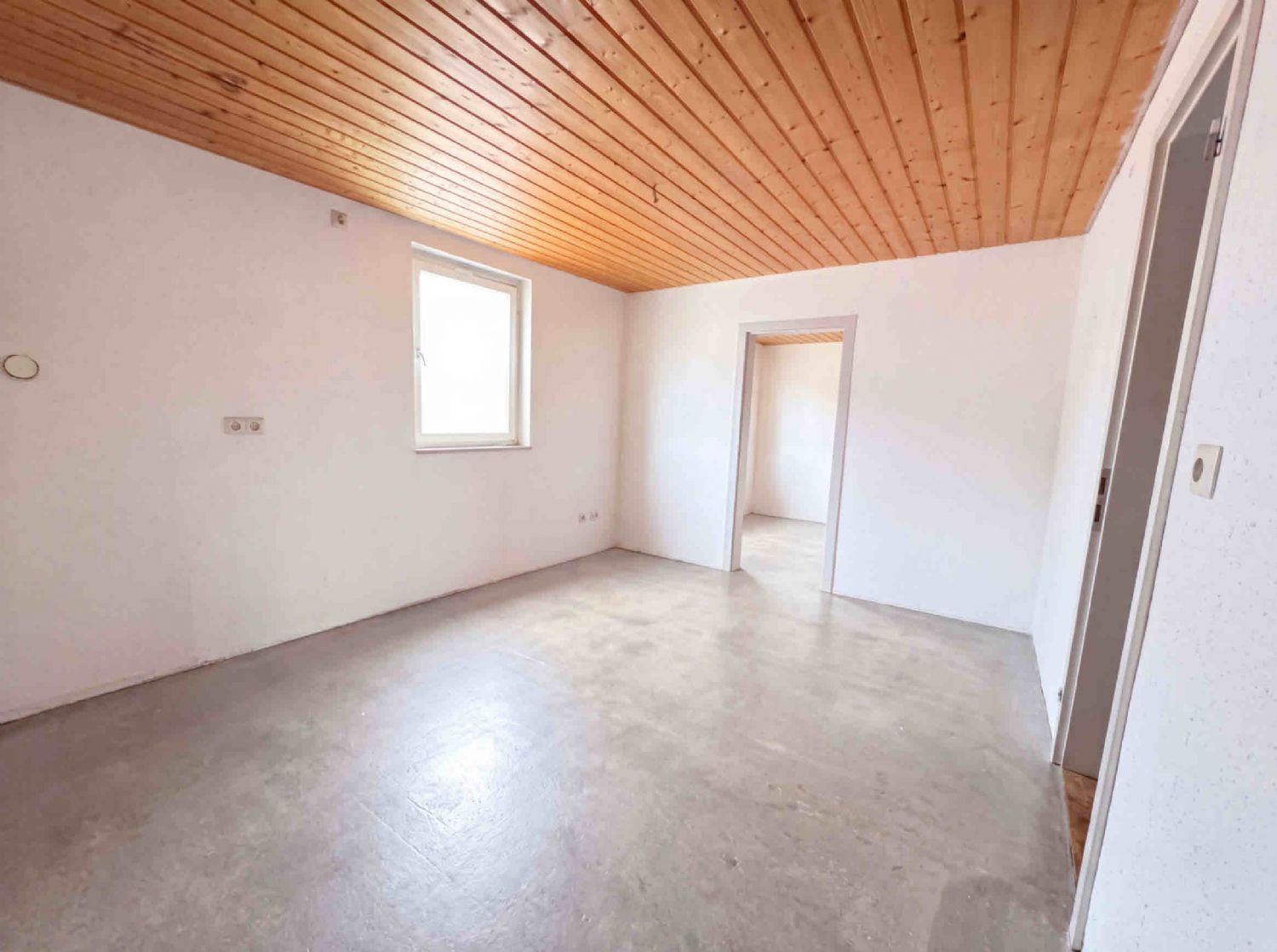 **Kulturdenkmal – Mehrfamilienhaus mit Gewerbeeinheit im Erdgeschoss** - Zimmer OG KI (27689)