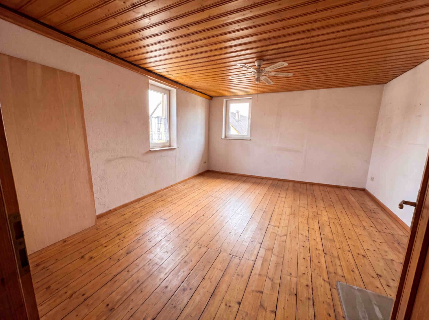 **Kulturdenkmal – Mehrfamilienhaus mit Gewerbeeinheit im Erdgeschoss** - Zimmer OG KI (27688)