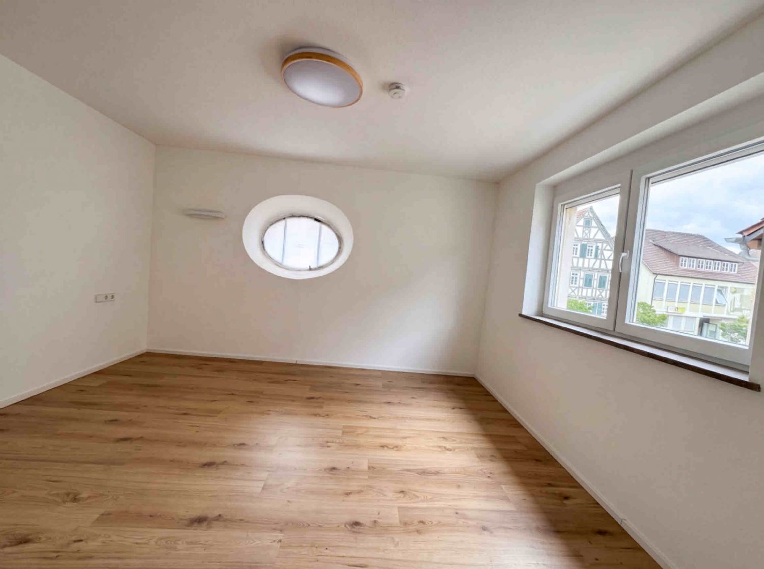 **Kulturdenkmal – Mehrfamilienhaus mit Gewerbeeinheit im Erdgeschoss** - Zimmer OG KI (27687)