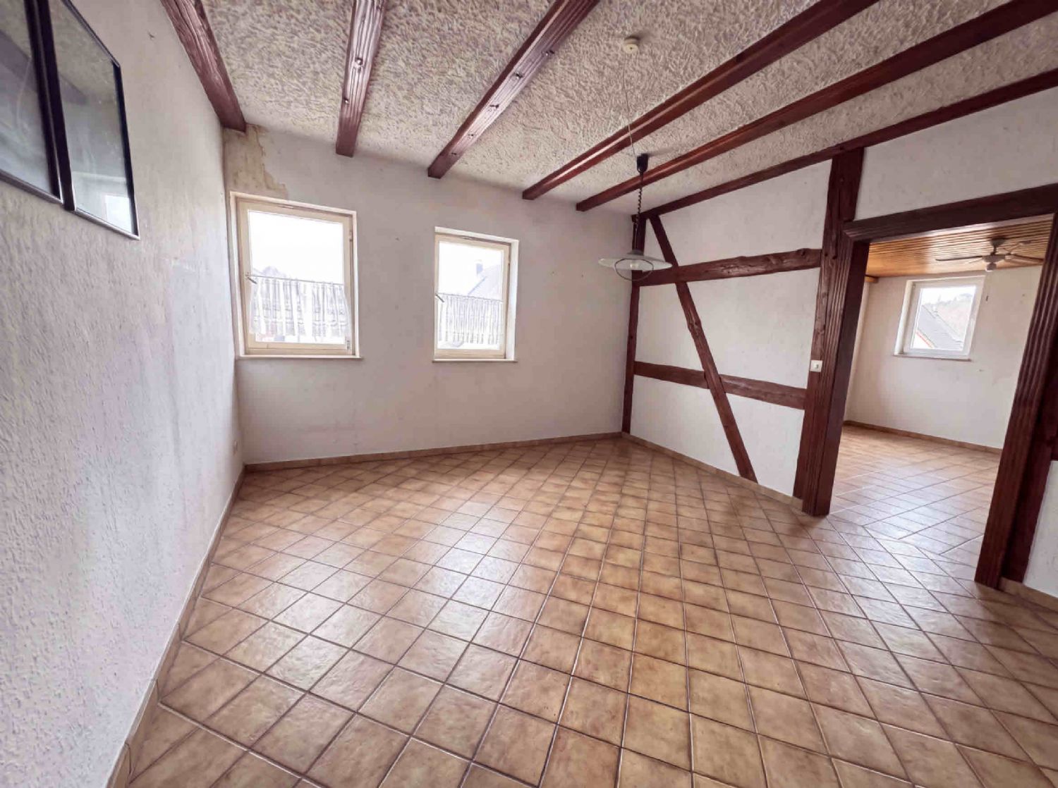 **Kulturdenkmal – Mehrfamilienhaus mit Gewerbeeinheit im Erdgeschoss** - Zimmer OG KI (27686)