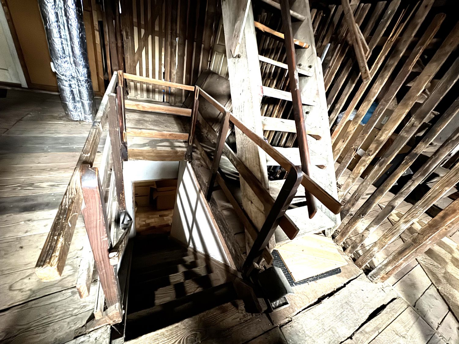 **Kulturdenkmal – Mehrfamilienhaus mit Gewerbeeinheit im Erdgeschoss** - Bühne 1. DG (27691)