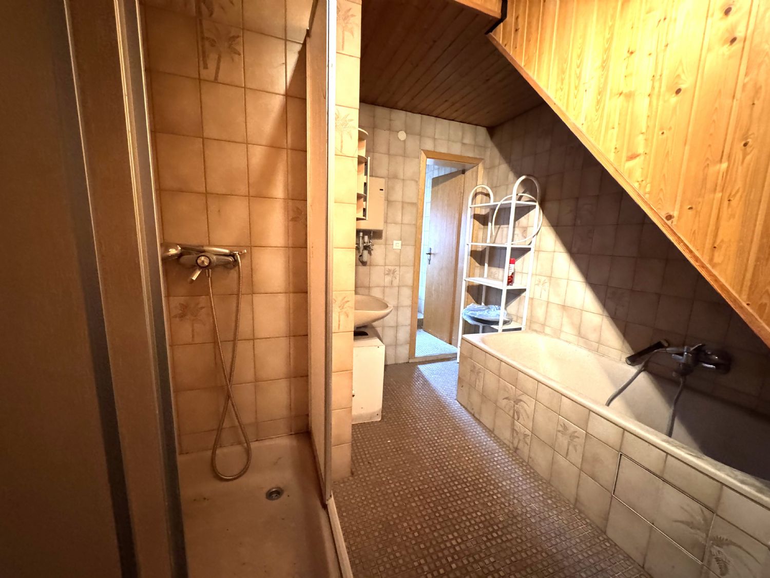**Kulturdenkmal – Mehrfamilienhaus mit Gewerbeeinheit im Erdgeschoss** - Bad OG (27690)