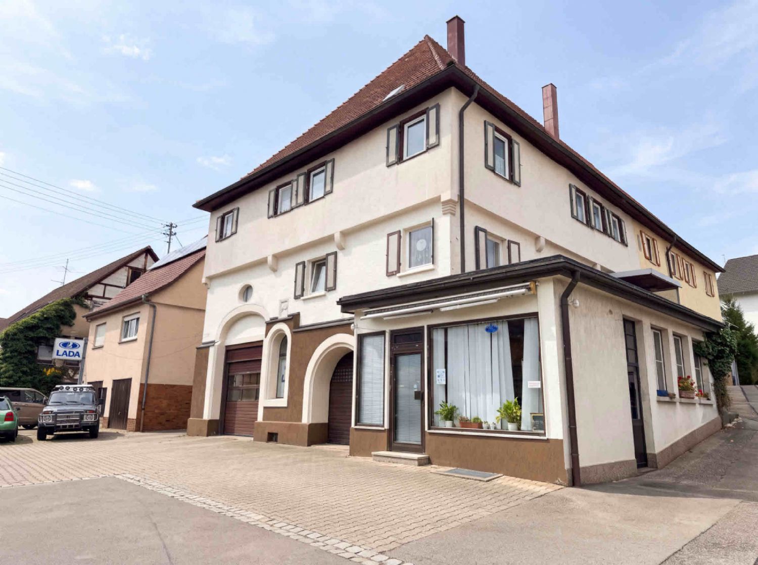 **Kulturdenkmal – Mehrfamilienhaus mit Gewerbeeinheit im Erdgeschoss** - Straßenansicht KI (27676)