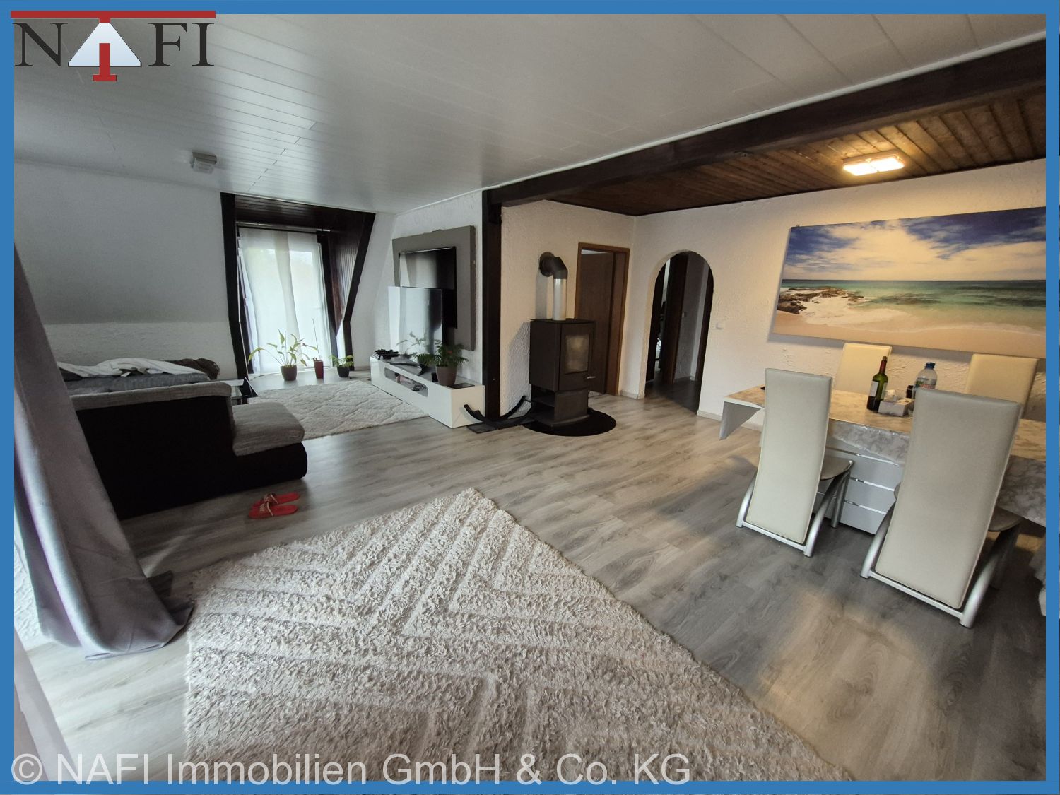 Großzügige, modernisierte 6-Zimmer-Wohnung mit viel Platz - Wohnzimmer (20647)