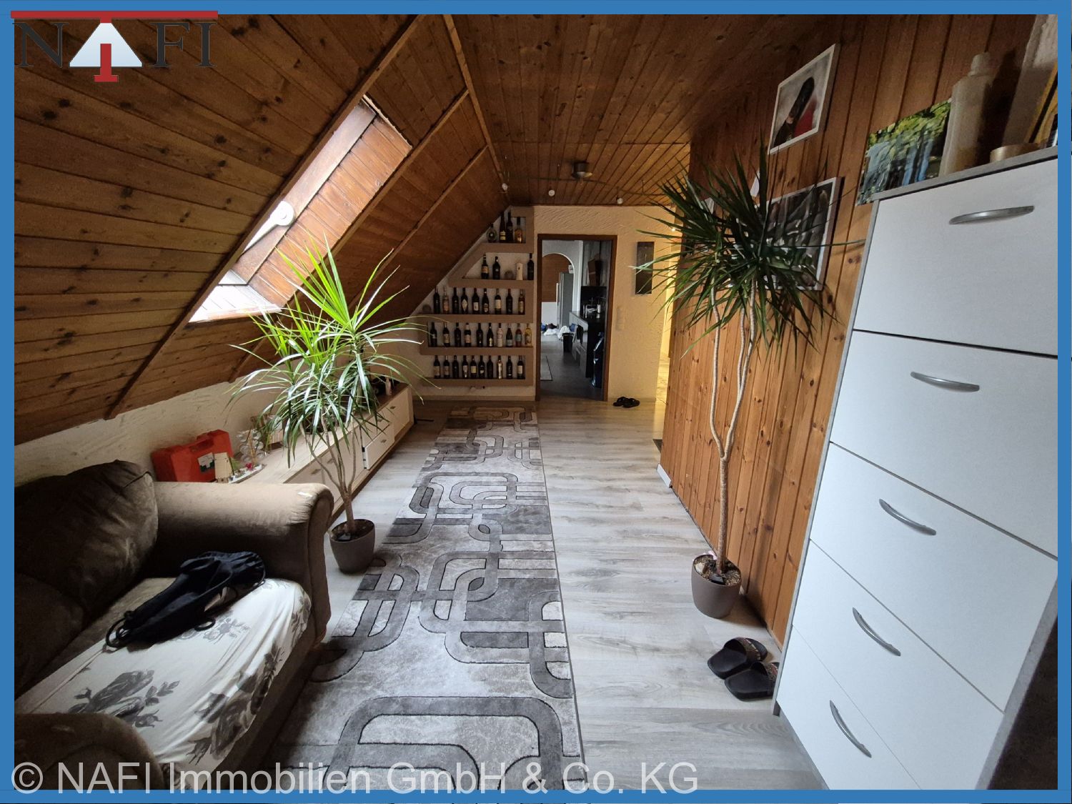 Großzügige, modernisierte 6-Zimmer-Wohnung mit viel Platz - Flur (20650)