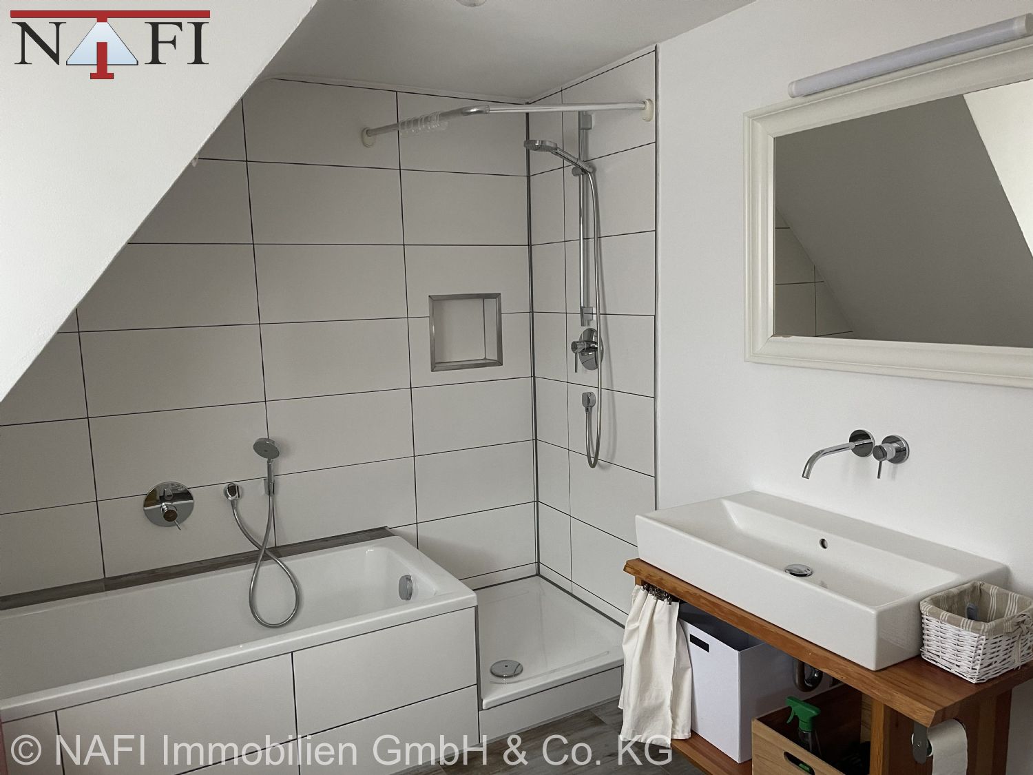 ** Charmante 3,5-Zimmer-Maisonette mit eigener Garage ** - Bad (24434)