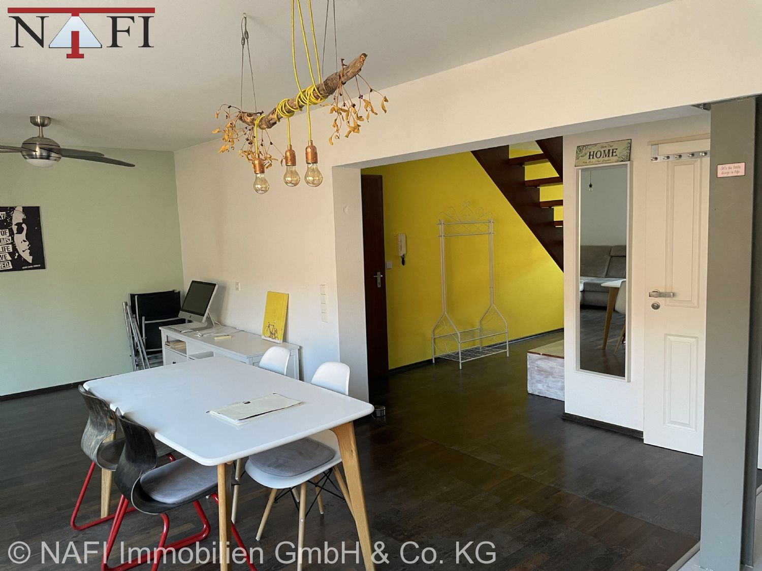 ** Charmante 3,5-Zimmer-Maisonette mit eigener Garage ** - Essbereich/Flur (24437)
