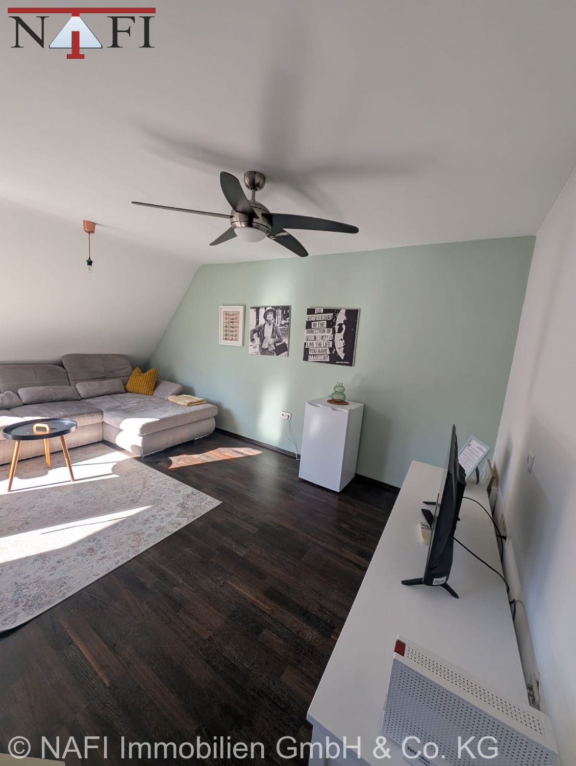 ** Charmante 3,5-Zimmer-Maisonette mit eigener Garage ** - Wohnzimmer (24435)