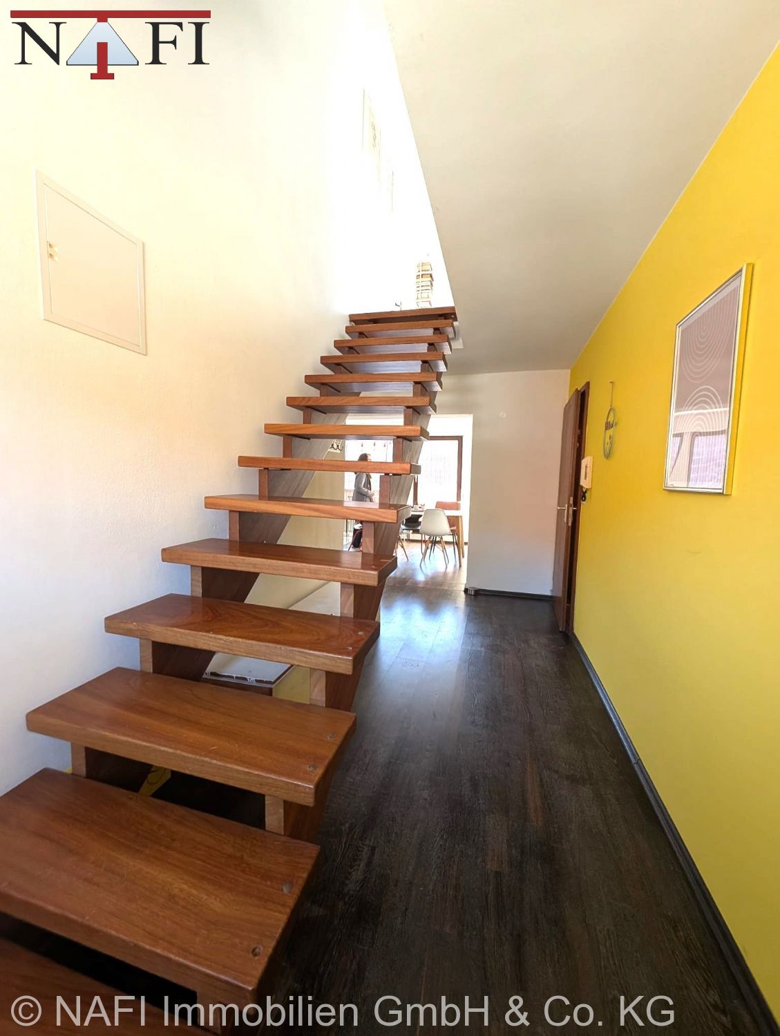 ** Charmante 3,5-Zimmer-Maisonette mit eigener Garage ** - Flur/Treppe (24438)