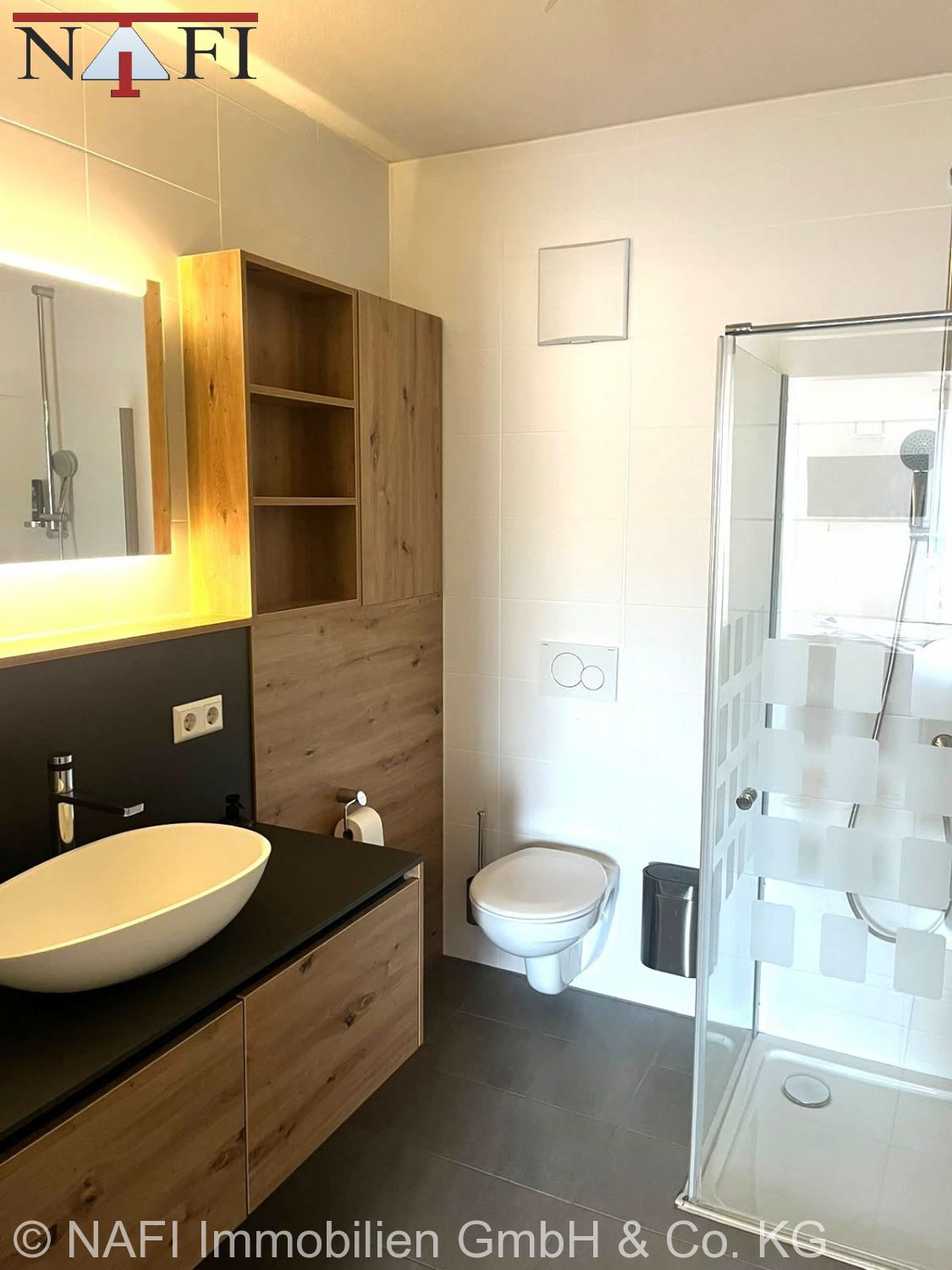**Exklusive 4-Zimmer-Erdgeschosswohnung mit Garten, Terrasse & TG-Stellplatz in zentraler Lage** - Bad/WC (27046)