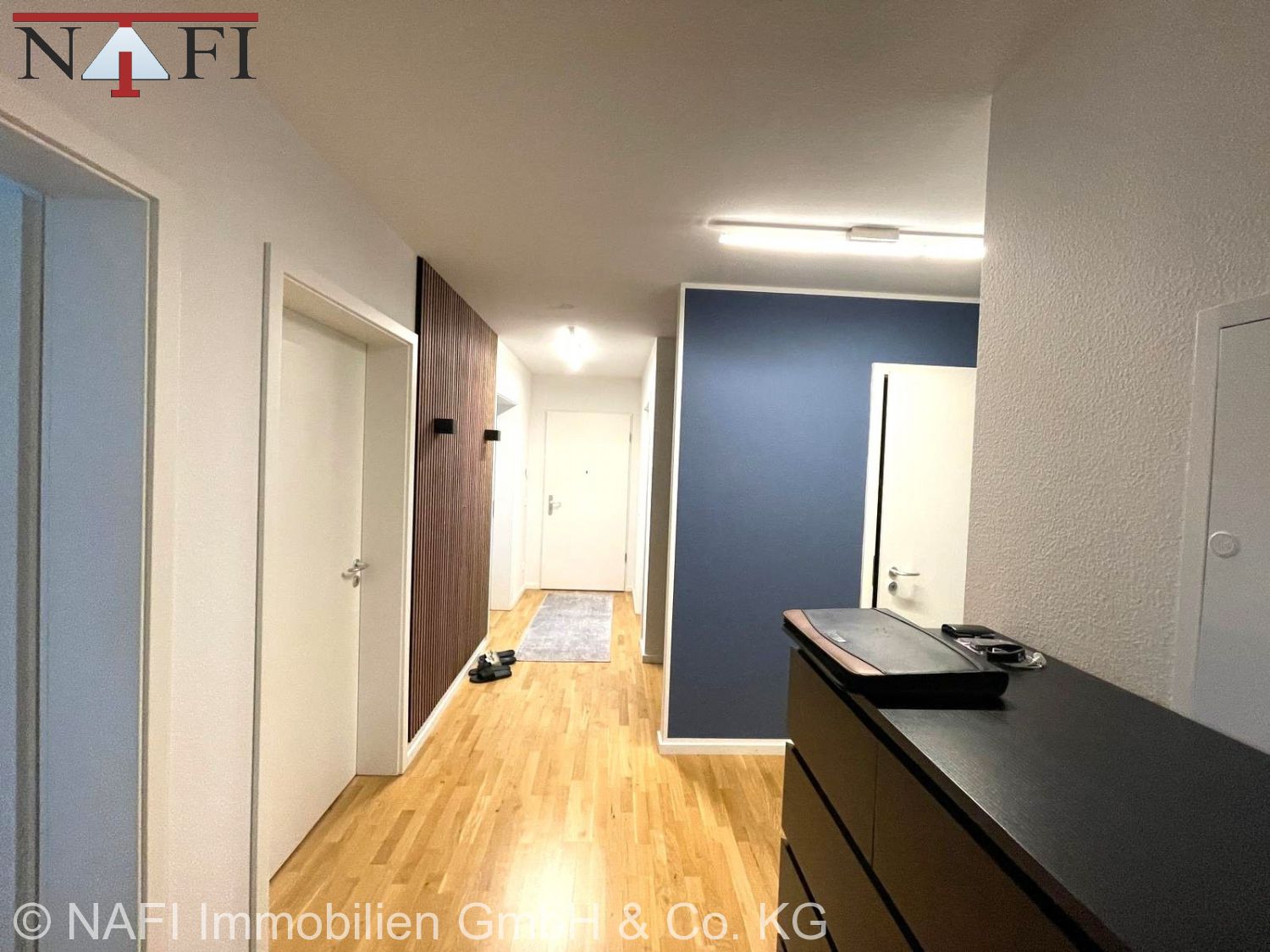 **Exklusive 4-Zimmer-Erdgeschosswohnung mit Garten, Terrasse & TG-Stellplatz in zentraler Lage** - Flur (27038)